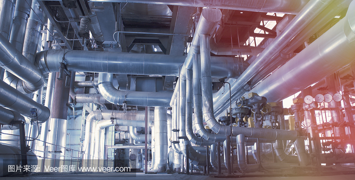 現代工業發電廠內的設備、電纜和管道